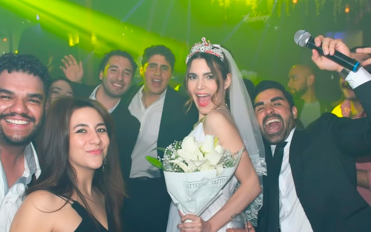 Invitados cantando karaoke en una boda