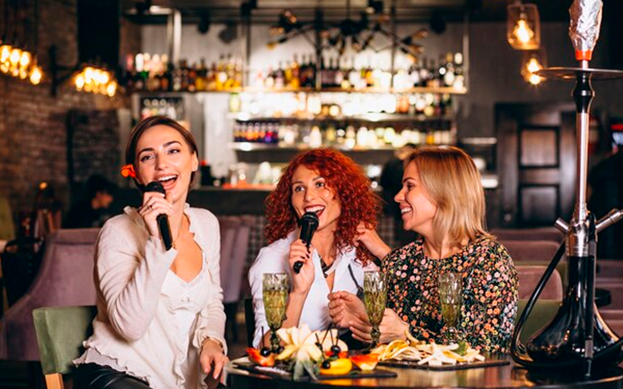 Noche de karaoke en un bar