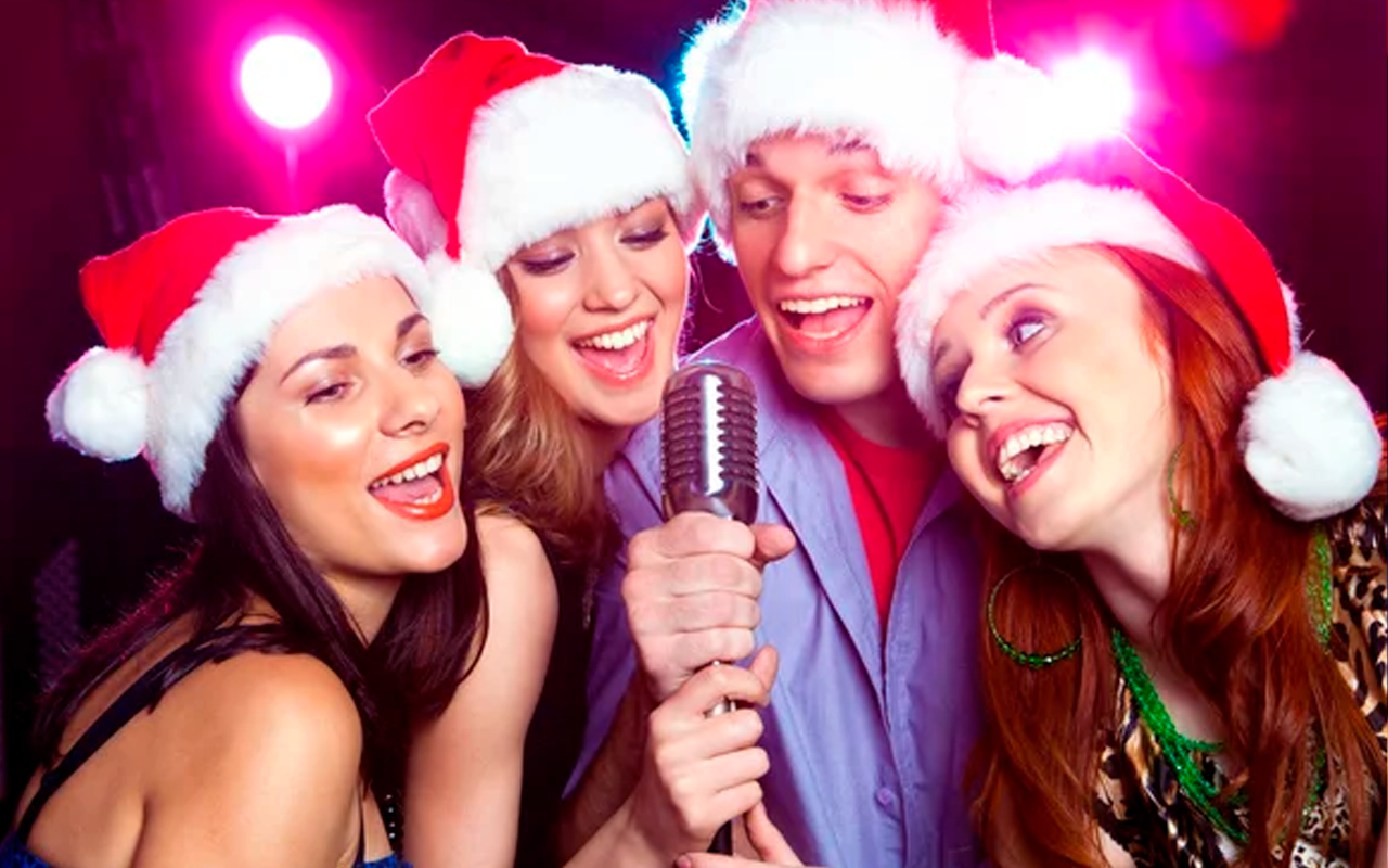 Familia cantando en karaoke navideño