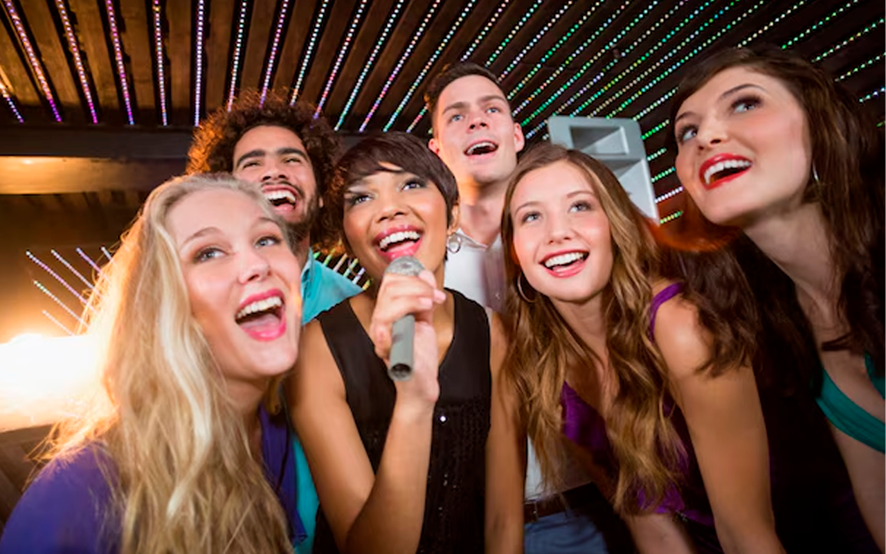 Amigos divirtiéndose con karaoke